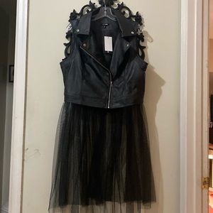 Sleeveless light weight vest . Wear with a pair of jeans or bodysuit.